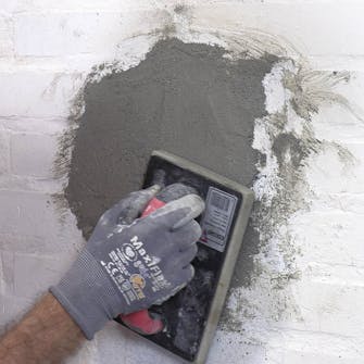 Luk hul efter brændeovn: Puds efter med et fugtigt filtsebræt Luk hul efter brændeovn: Puds efter med et fugtigt filtsebræt